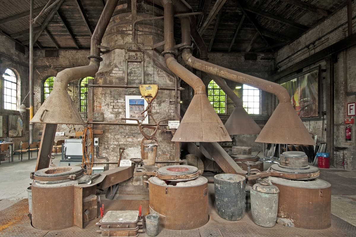 Historische Gussöfen in der Metallgießerei