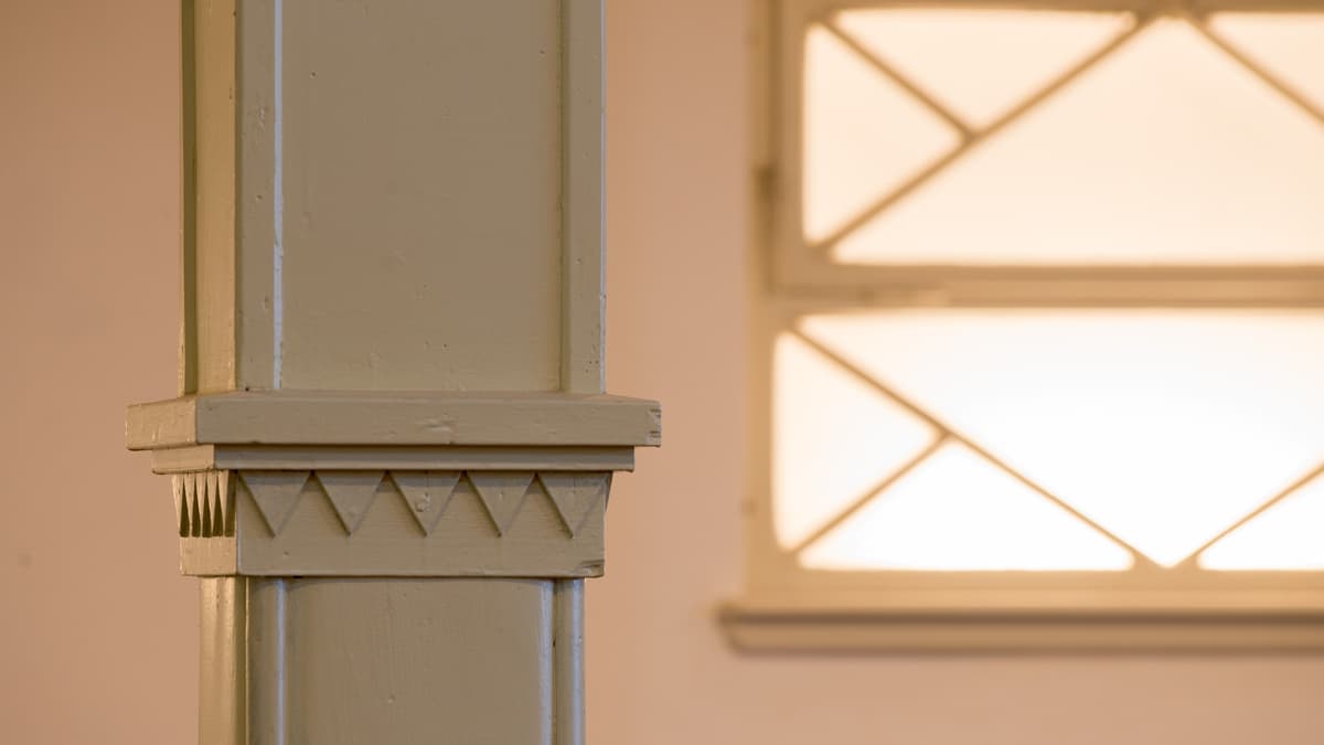 Detail Holzstütze und Fenster