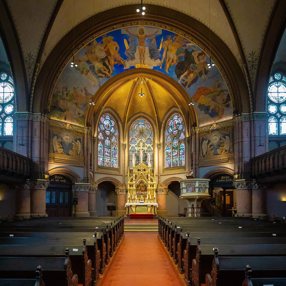 Innenansicht Altar und Freskogemälde S. Schneider