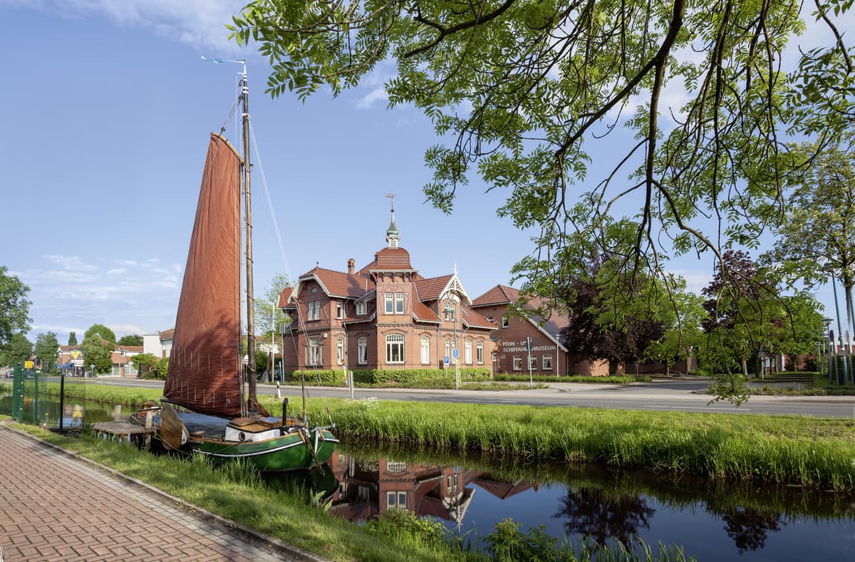 Villa Graepel mit Plattbodenschiff TWEE GEBROEDERS