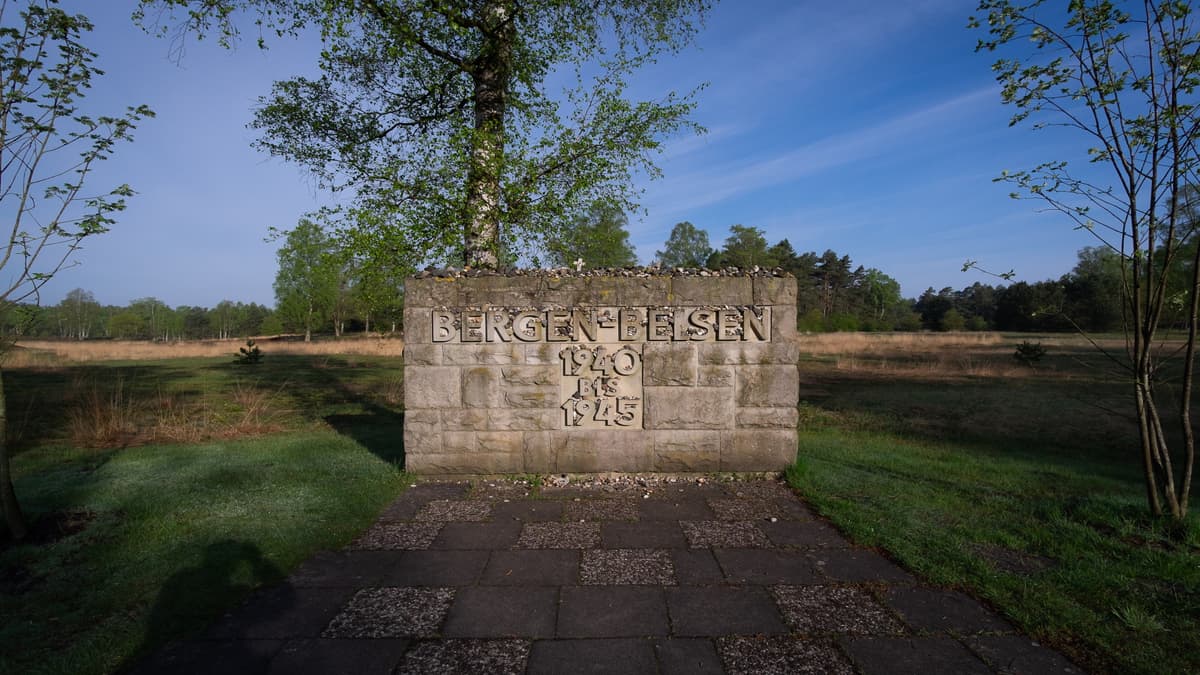 Mauer mit Inschrift auf dem Gelände der Gedenkstätte