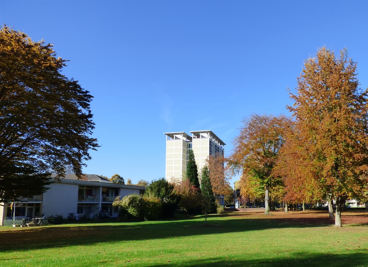 Hochhaus und Schmetterlingsbau