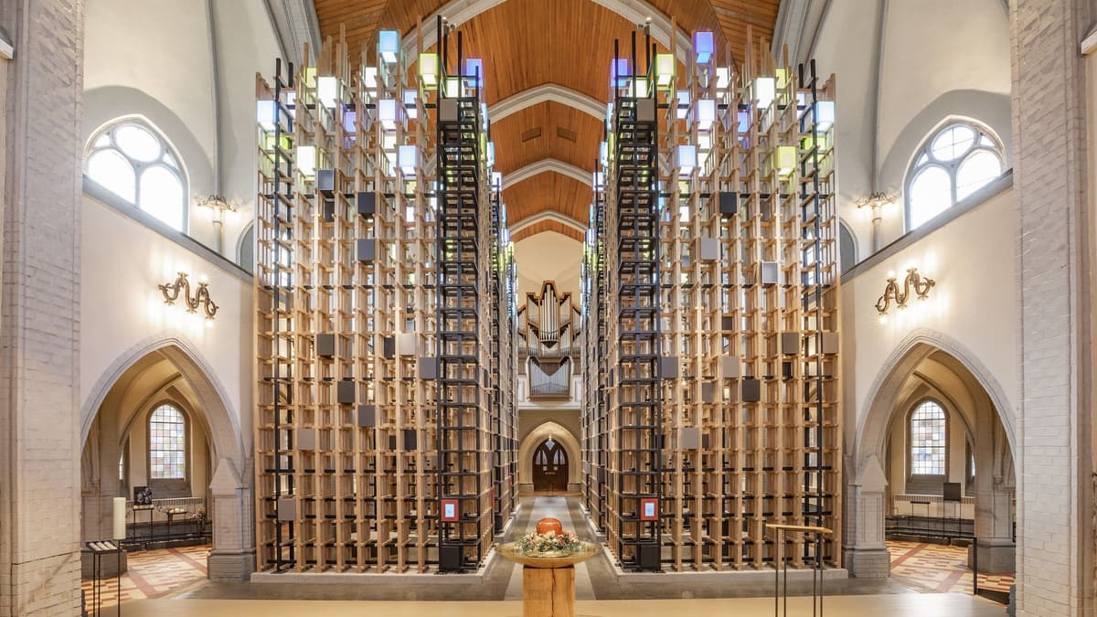 Rheinkirche Innenansicht mit Eichen-Stelen