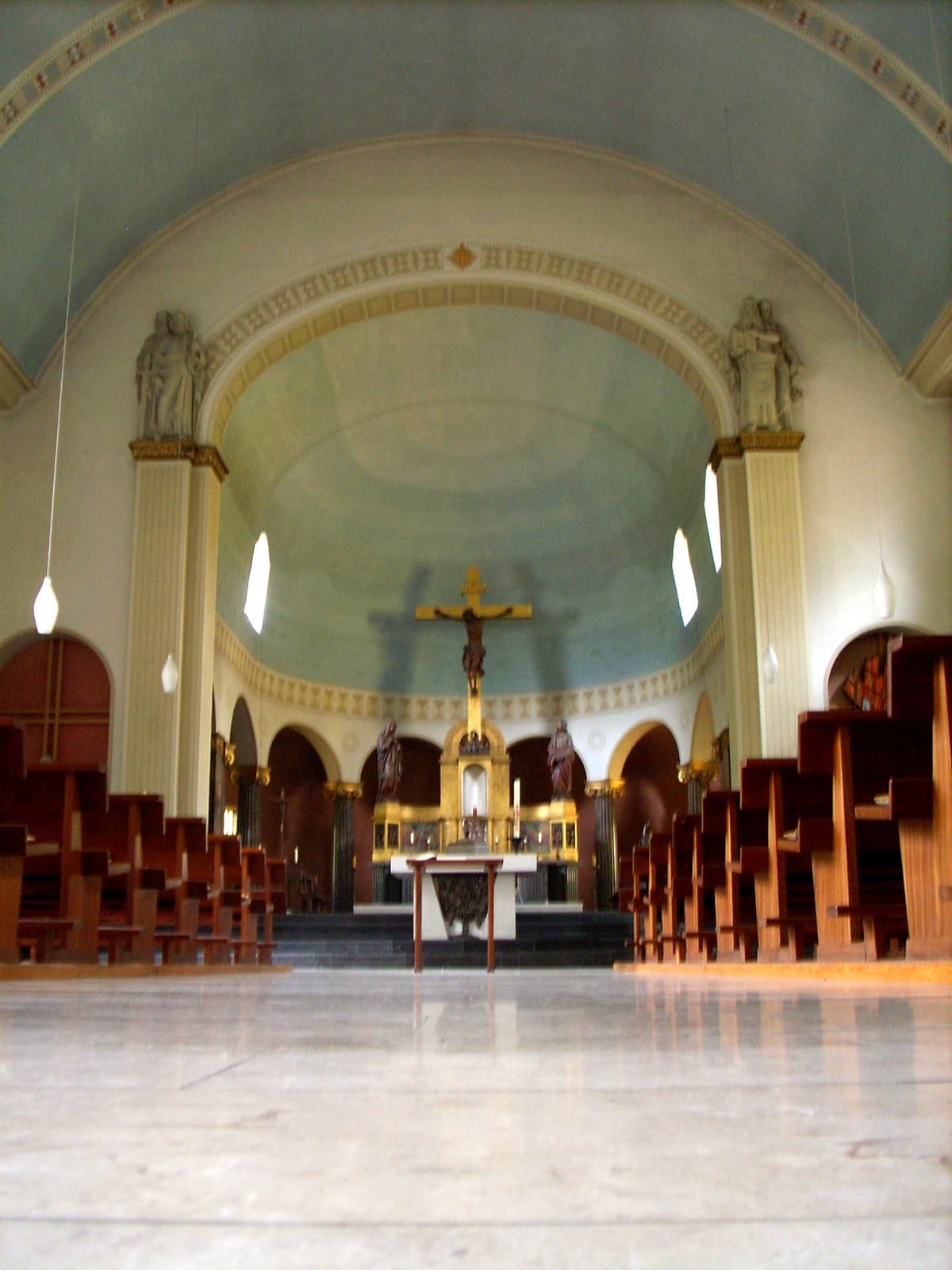 Blick zum Hochaltar der Kirche St. Michael
