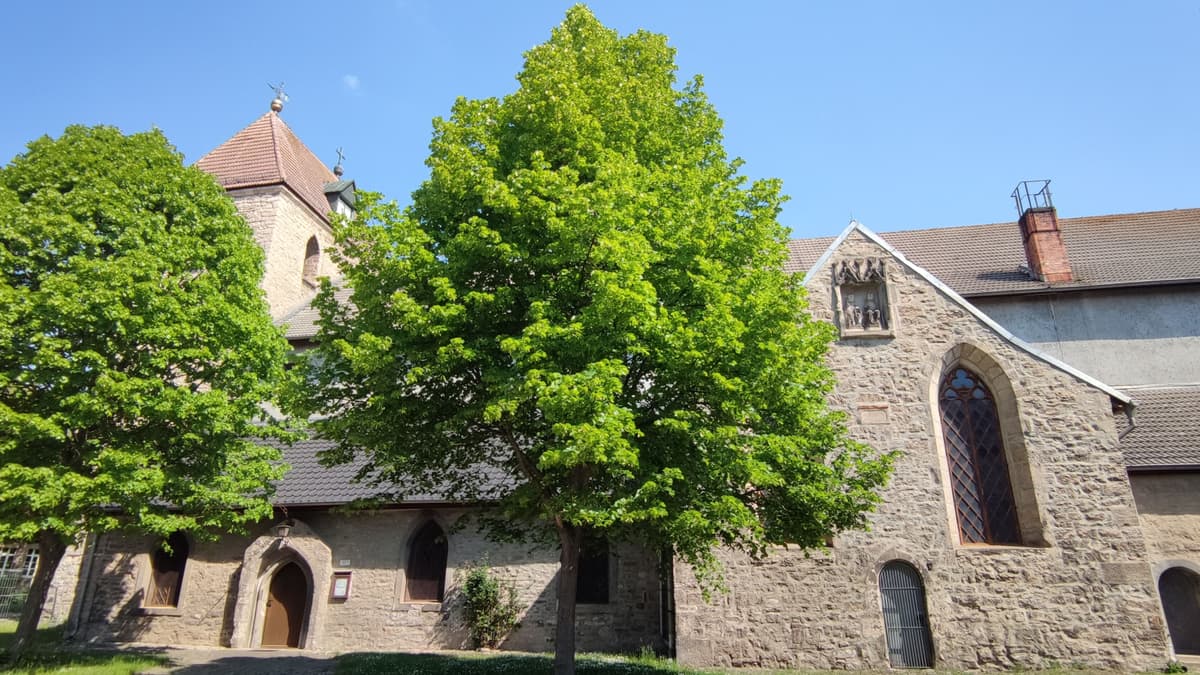 Eingangsportal Kirche St. Peter und Paul