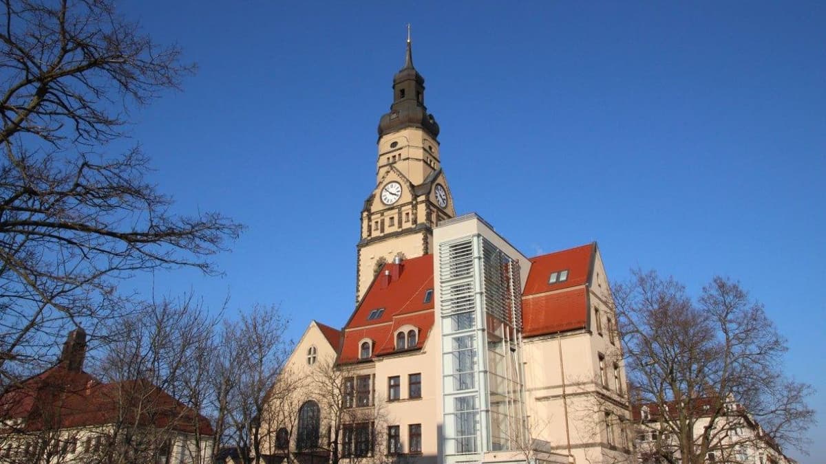 Kirche und Hotel von außen