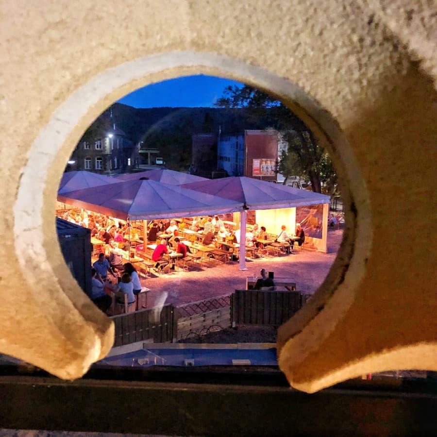 Blick aus der Kapelle in den Biergarten