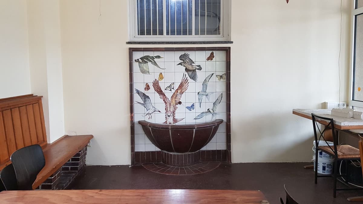 Brunnen mit Vogelmotiven