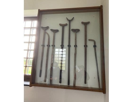 Auf dem Dachboden der Kapelle gefundene Gehhilfen