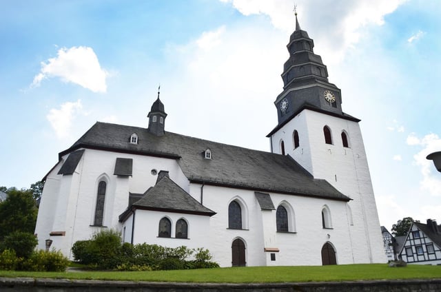 Kath. St.-Johannes-Evangelist-Pfarrkirche