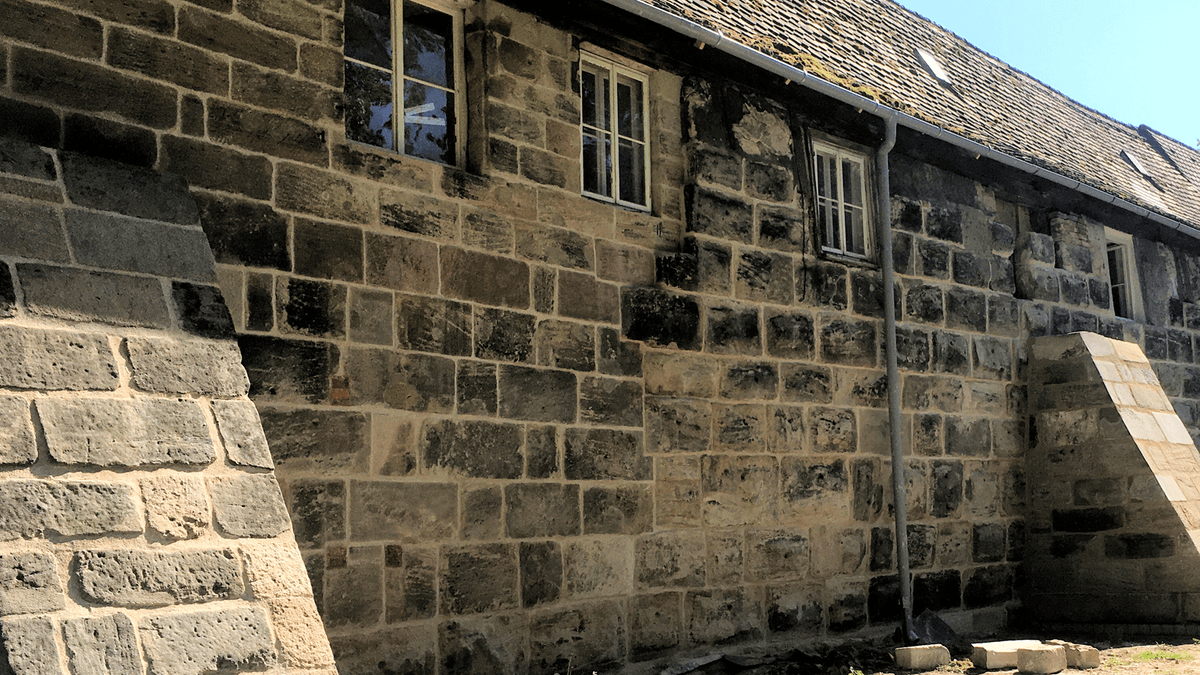 Die sanierte mittelalterliche Stadtmauer der Altstadt Erlangen am Stadtforscherhaus