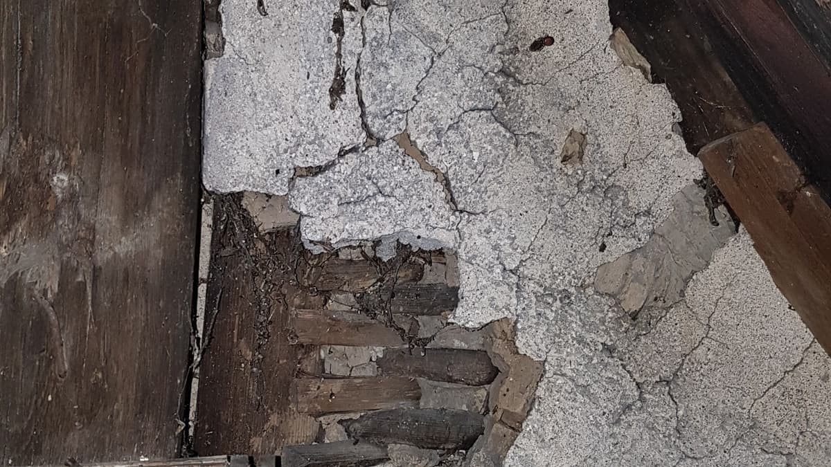 Lehmwand mit Hasselnussgeflecht