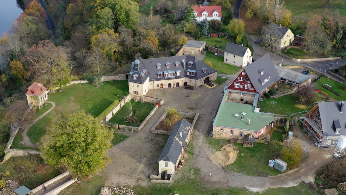Schlosshof Döben mit Brauerei, Malztenne und Eselstall heute