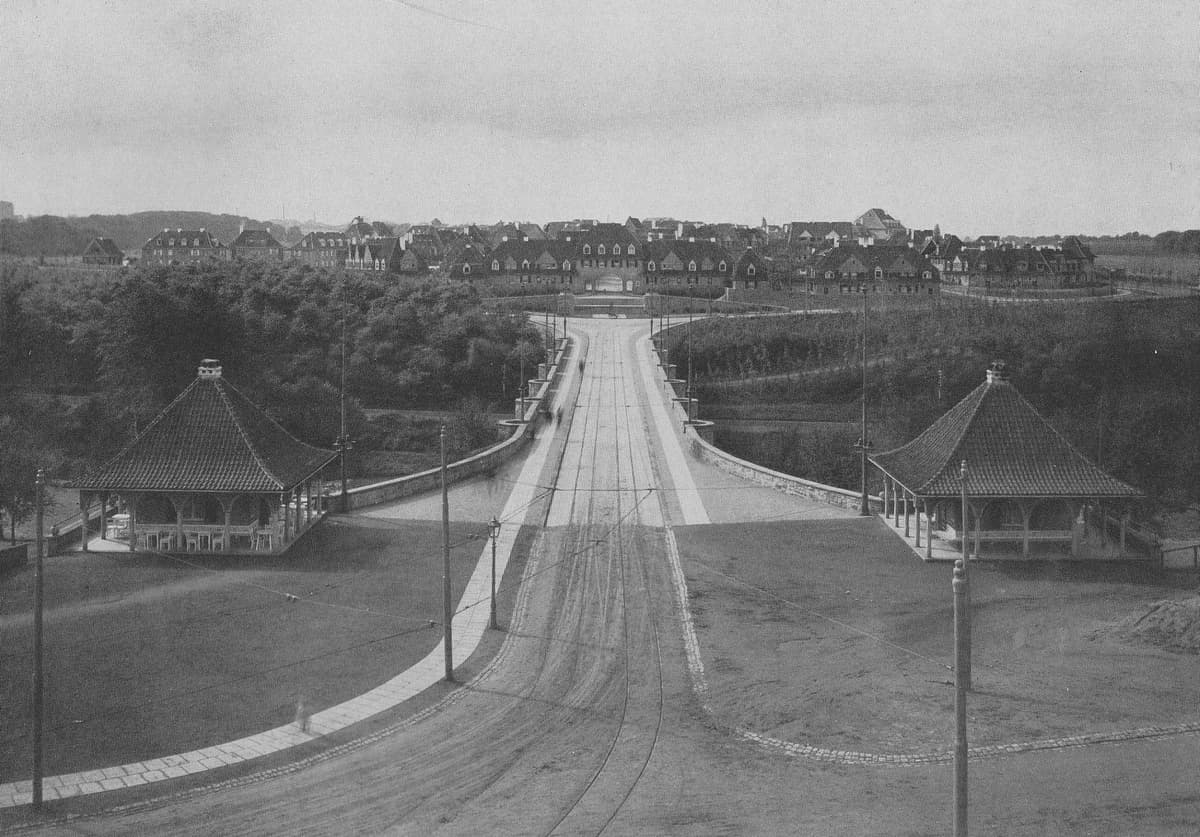 Stadteingang der Margarethenhöhe mit Zufahrtsbrücke und Wartehallen, um 1912
