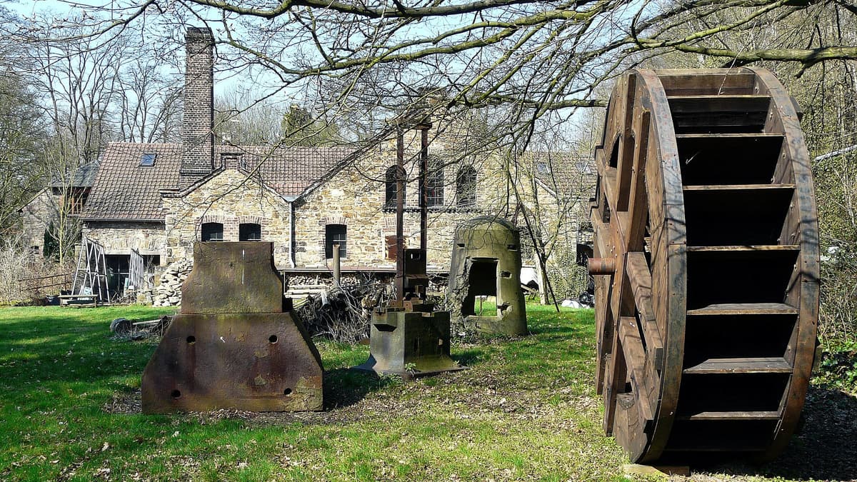 Der Maschinenpark „Abgestellt“ auf der Fläche des ehemaligen Stauteiches, 2099
