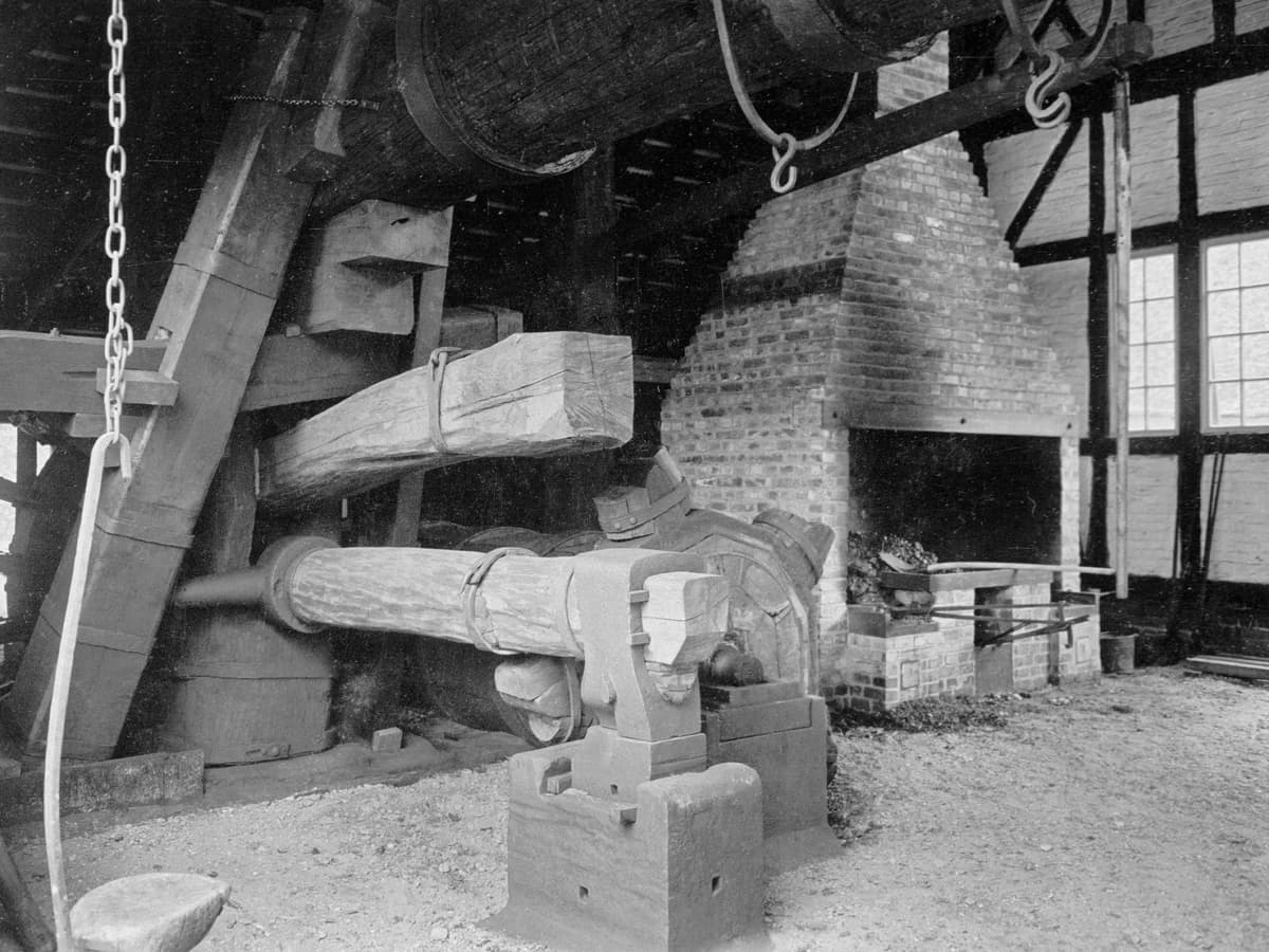 Blick auf den Aufwerfhammer und das Schmiedefeuer des Halbachammers, 1936