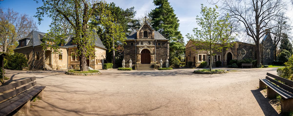 Verwaltung; Friedhofskapelle; Aufbahrungshalle v.l.n.r.