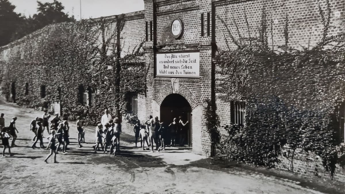 Eingangsportal Freiluga 1935 NS Foto