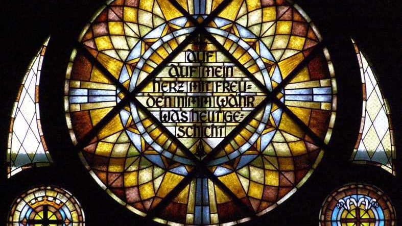 Osterfenster von Max Alfred Brumme in der Paul-Gerhardt-Kirche