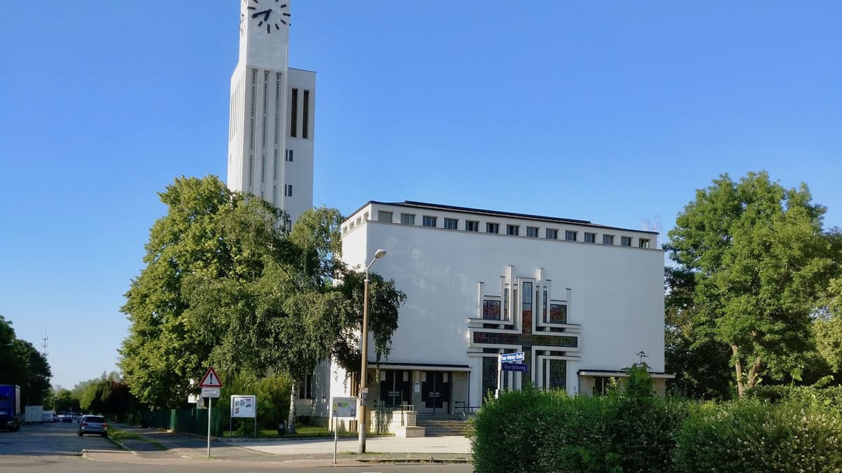 Versöhnungskirche Leipzig sommerlich