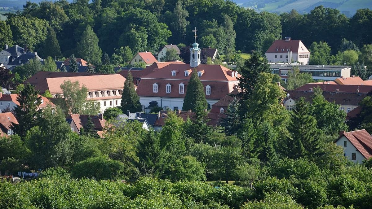 Kirchensaal vom Gottesacker aus gesehen