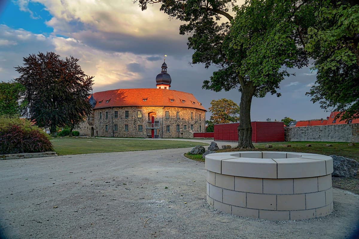 Schloss mit Brunnen