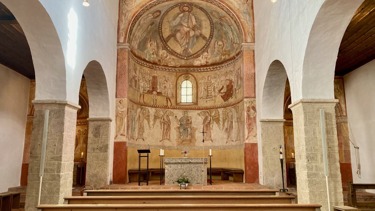 Innenraum mit Wandmalereien in der Apsis