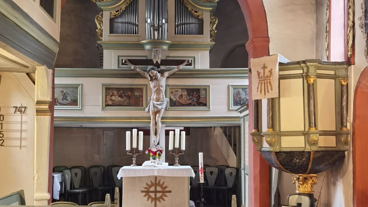 Blick auf den barockaltar und auf die Kanzel