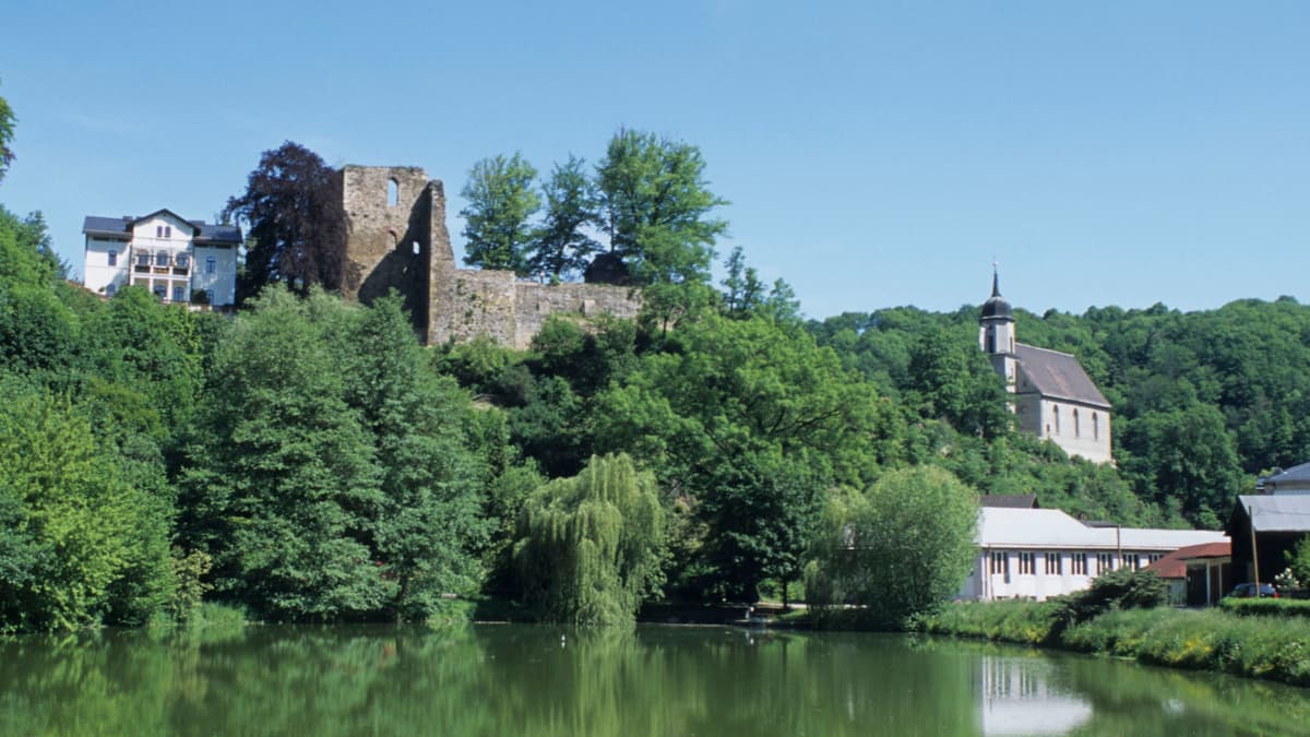 Blick über den Schloßteich zu Burgruine und Kirche
