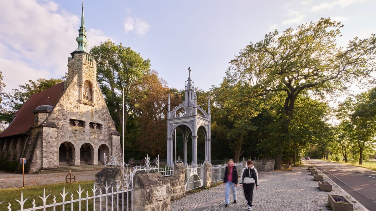 Kapelle mit Baldachin