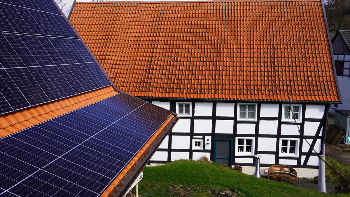Seitenansicht mit Energieversorgung Nebengebäude