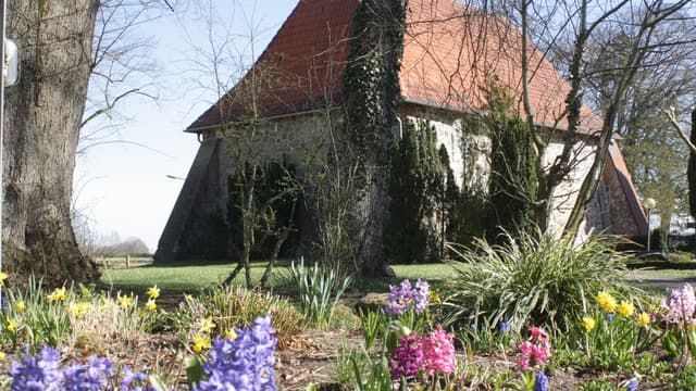 Historische Feldsteinkirche und Altes Pastorat