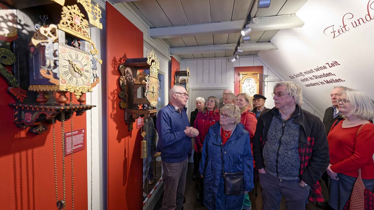 Führung mit Ihno Fleßner in der Uhrenausstellung
