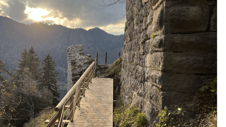 Befestigung an der Mauer