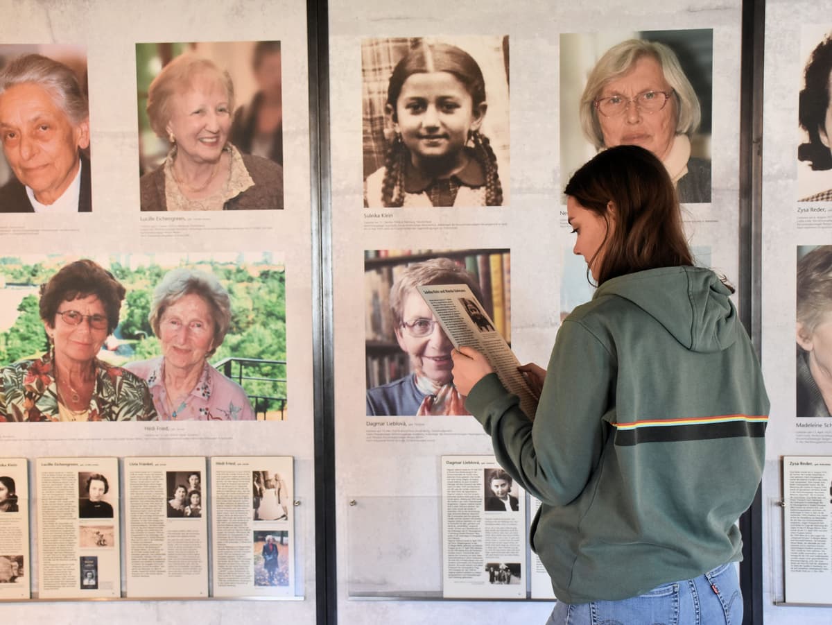 Besucherin in der Gedenkstätte Poppenbüttel