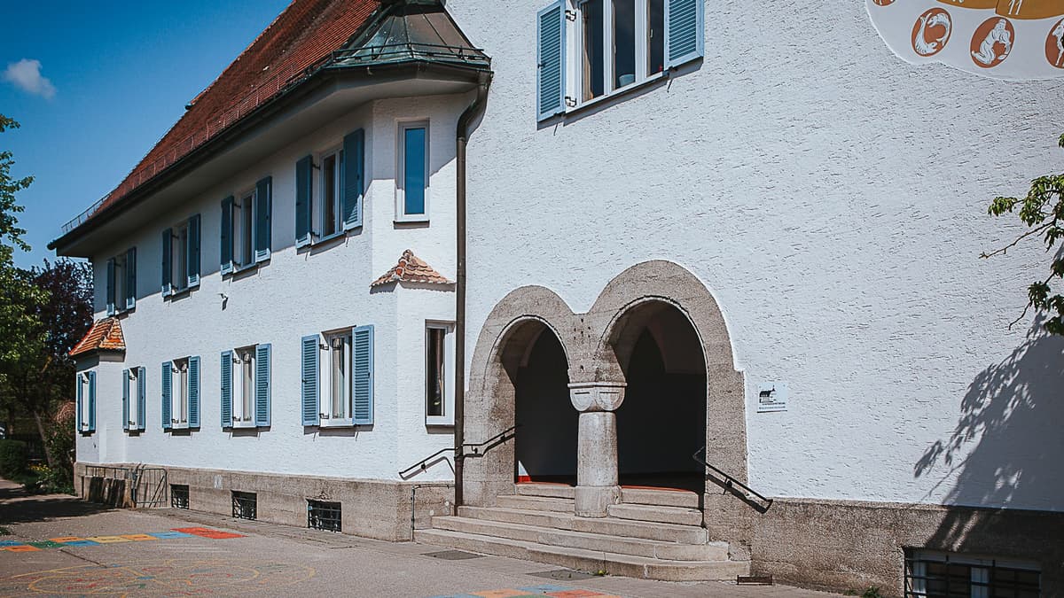 Schulhaus Prittriching Eingang