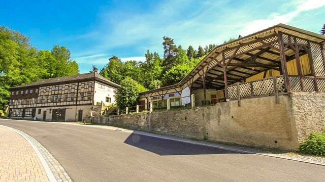 Wohn- und Gasthaus mit Nebengebäuden