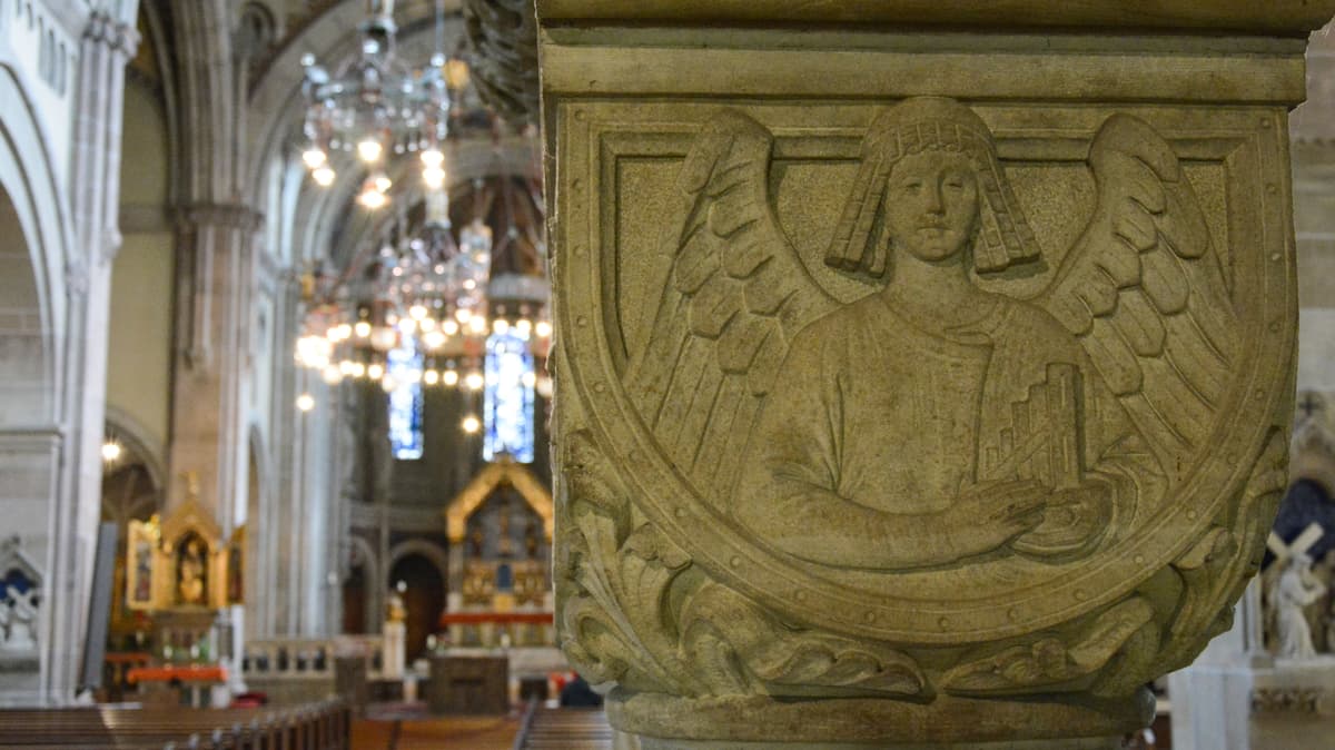 Engel an Pfeiler der Orgelempore in St. Elisabeth Bonn