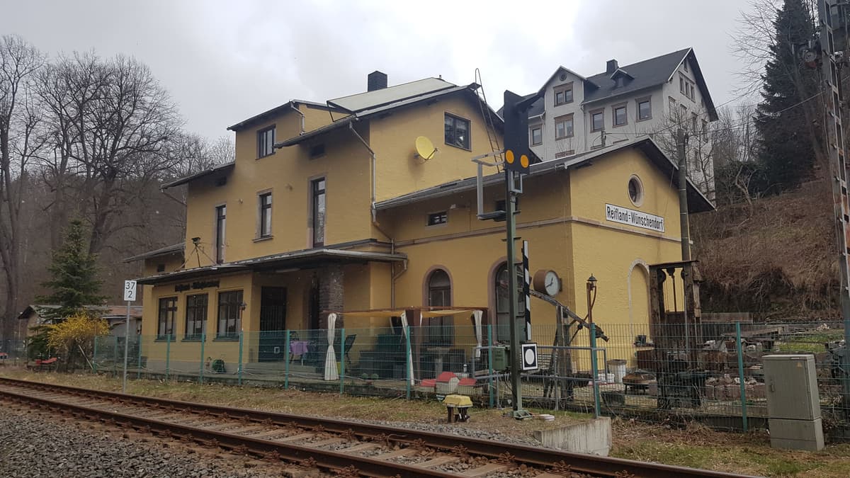 Empfangsgebäude mit Stellwerksanbau