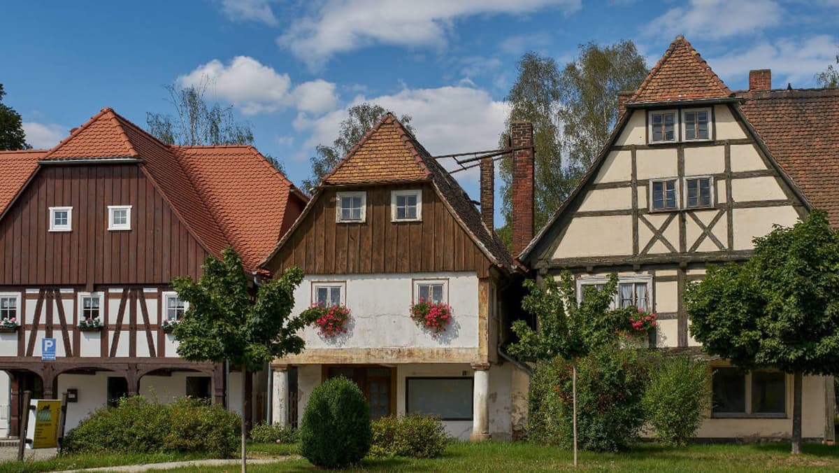 Alte Schmiede mit neuen Blumen