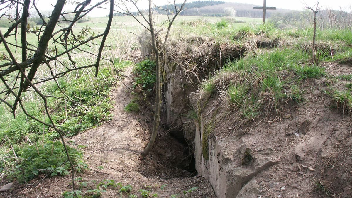 Bunker der ehemaligen Luftverteidigungszone West in Eisen