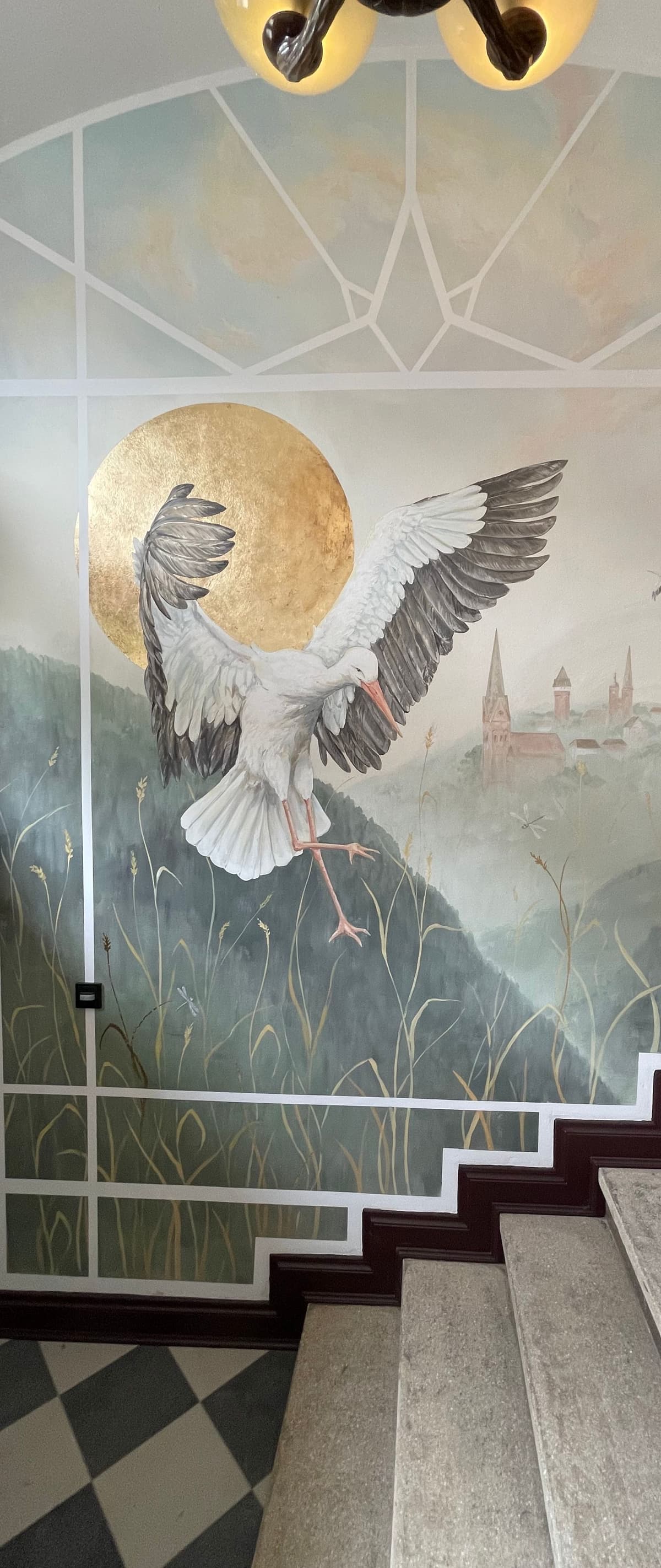 Wandkunst - der Storch als Sinnbild für Neuanfang /Silhouette der Türme der Stadt