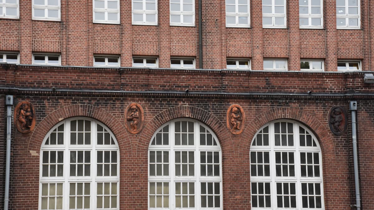 Detail der Fassade am Bullenhuser Damm 92