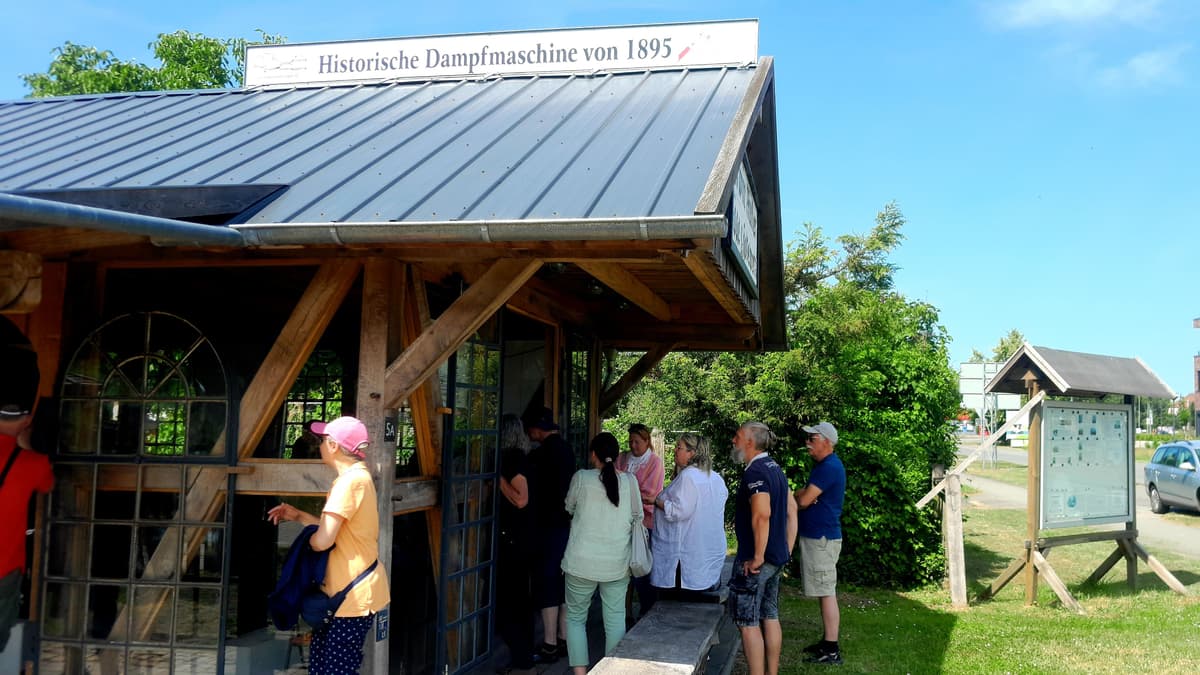 Interessierter Anblick der Dampfmaschine von 1895