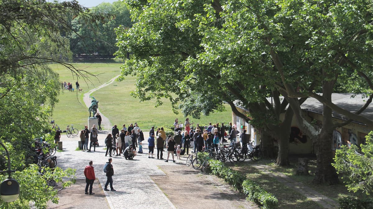 Konzert am Parkcafé Rehberge, im Hintergrund die Statue "Ringer" und die Catcherwiese