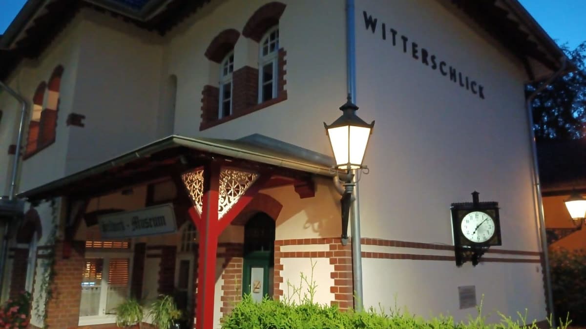 Bahnhof Witterschlick mit historischer Nasenuhr