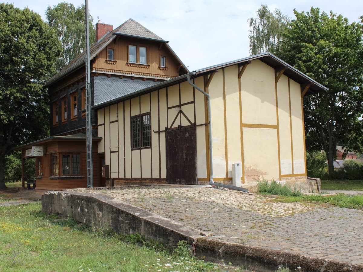 Empfangsgebäude mit Güterschuppen
