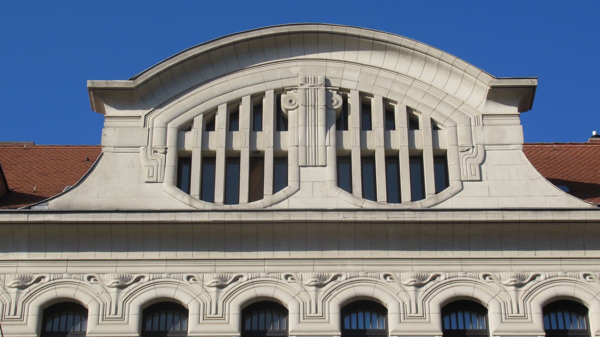 Fassadendetail des Möbius-Hauses Georg-Schumann-Str. 124/126