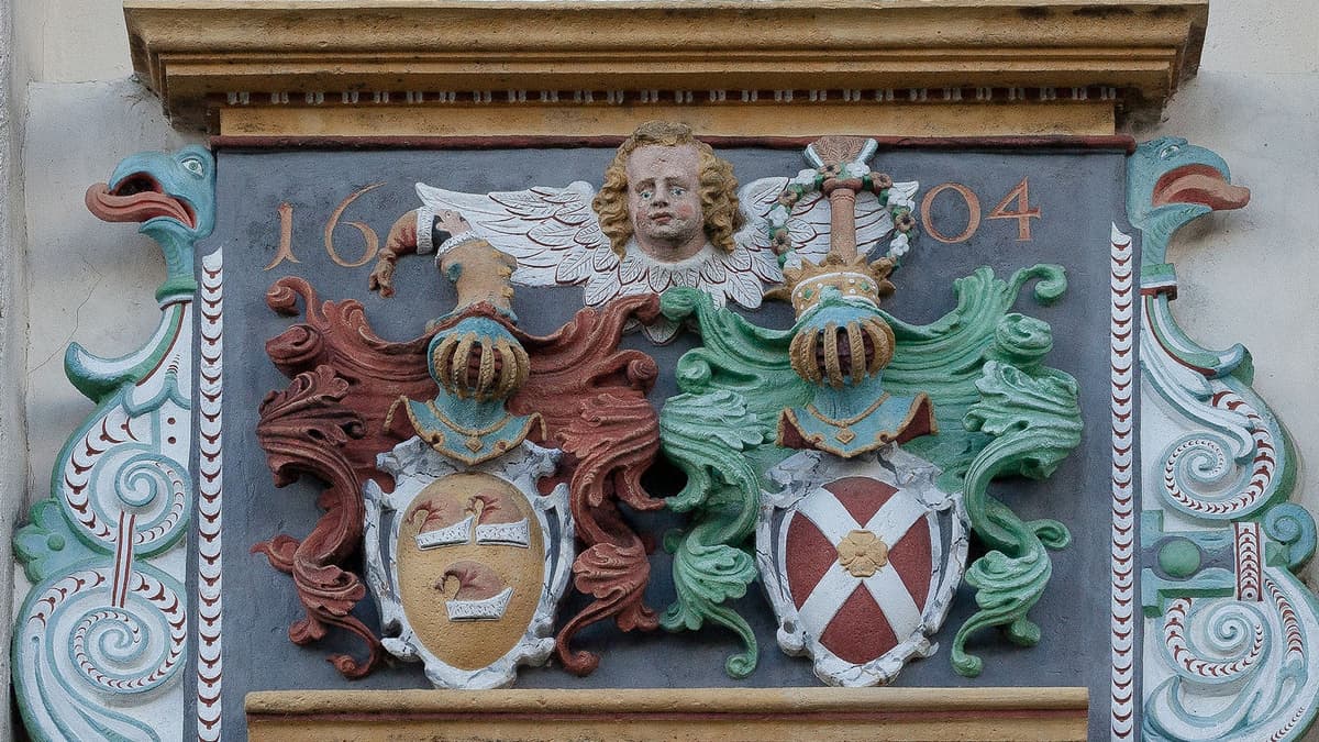 Wappen über Portal