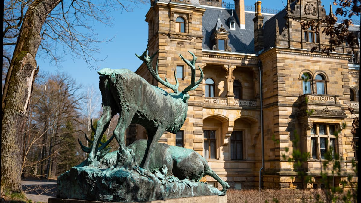 Neues Schloss Hummelshain Westflügel mit Hirschgruppe